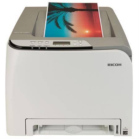 Tlačiareň Ricoh s papierom na tlač fotografií a dokumentov.