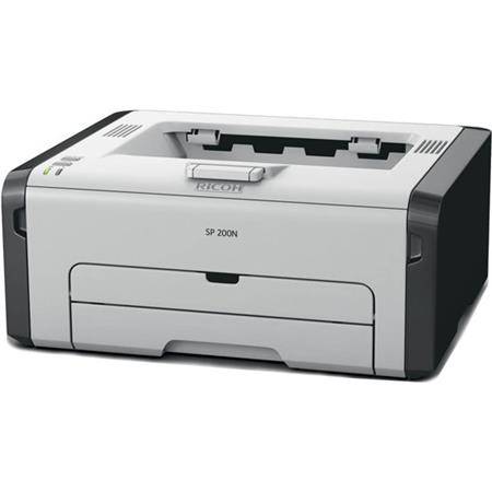 Tlačiareň Ricoh SP 200N na kancelárskej pracovnej ploche.