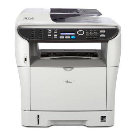 Moderná tlačiareň Ricoh s multifunkčnými funkciami pre kancelárie.