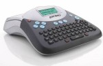 Dymo tlačiareň s klávesnicou a LCD displejom pre označovanie.
