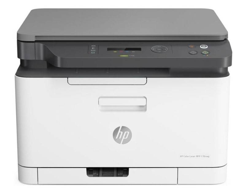 Tlačiareň HP LaserJet MFP 137fw na stole, multifunkčné zariadenie.