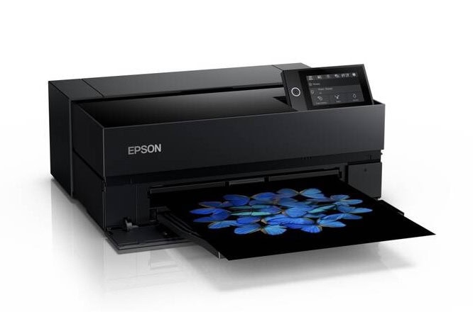 Moderná Epson tlačiareň na farebnú tlač s dotykovým displejom.