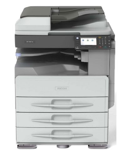 Moderná tlačiareň Ricoh s farebným skenerom a viacerými zásuvkami.