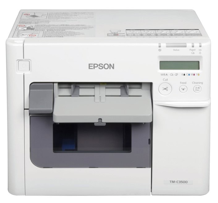 Tlačiareň Epson TM-C3500 na kancelárskej pracovnej ploche.