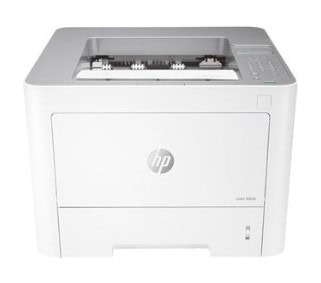 Biela laserová tlačiareň HP s moderným dizajnom na stole.