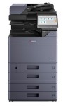 Moderná tlačiareň Ricoh s dotykovým displejom a viacvrstvovým zásobníkom.