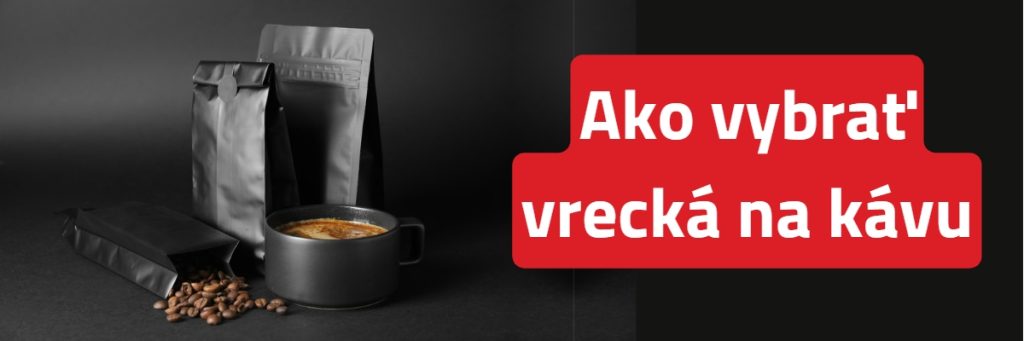 Vrecká na kávu s ventilom a kávové zrná na pozadí.