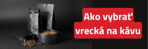Vrecká na kávu s ventilom a kávové zrná na pozadí.