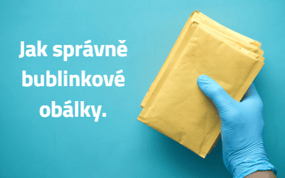 Ruka v modrej rukavici drží žlté bublinkové obálky na modrom pozadí.