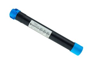 Toner do tlačiarne s modrým krytom a štítkom s informáciami.