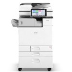 Moderná tlačiareň Ricoh s dotykovým displejom a zásuvkami.